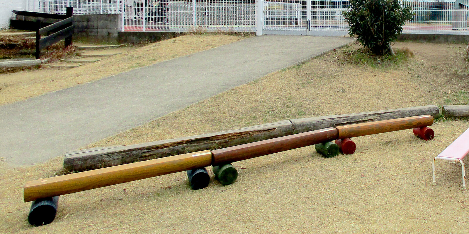 園舎西側ひろばのベンチにもなる平均台