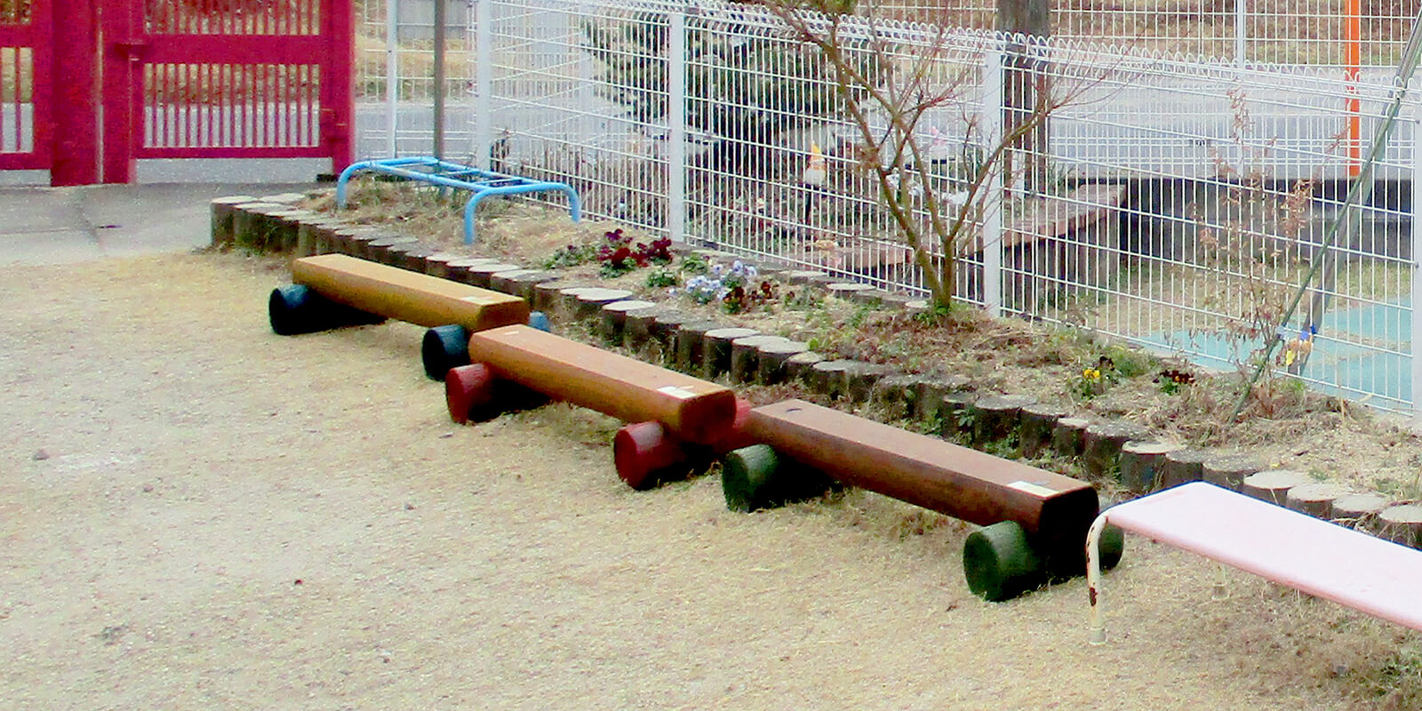 園庭のベンチにもなる平均台